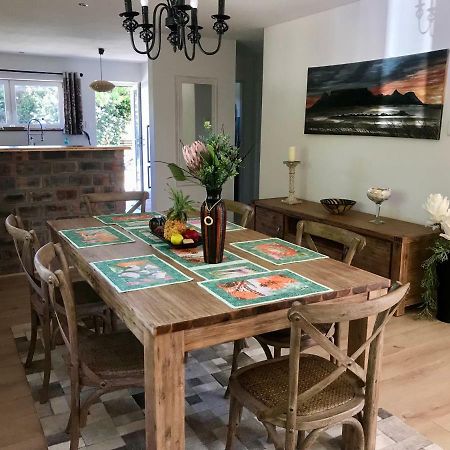 African Holiday Home In Table View كيب تاون المظهر الخارجي الصورة